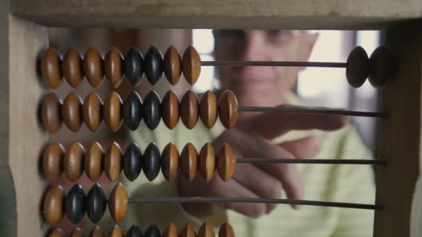 Vezető könyvelő szemüveget visel számítás otthoni költségvetés abacus — Stock videók