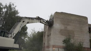 Yıkım alanı kazıcısı hidrolik eziciyle yıkılıyor.