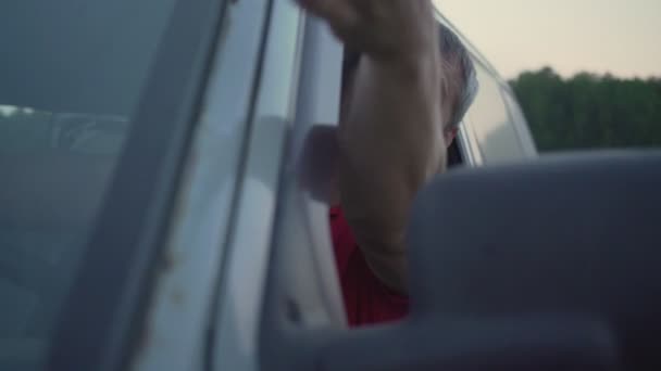 Tidak puas orang melihat keluar jendela van samping bersumpah dan melambai dengan tangan — Stok Video