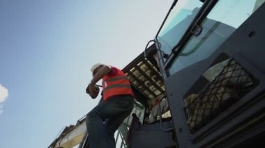 sürücü kazıcı işini bitirir ve kazıcı kabinini terk eder