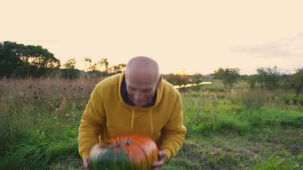Petani tua mengambil labu berat tersenyum bahagia — Stok Video