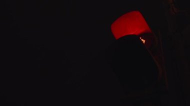 Kırmızı ve yeşil lambalı trafik ışığı yaya geçidinin üzerinde asılı.