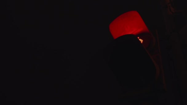 Світлофор з червоною і зеленою лампою, що звисає над пішохідним переходом — стокове відео