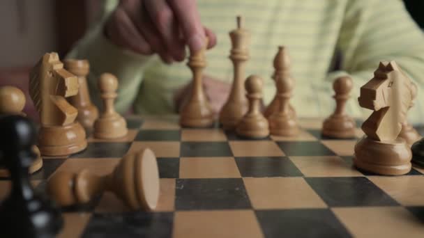 Senior schaakster maken beweging met witte koningin schaakstuk — Stockvideo