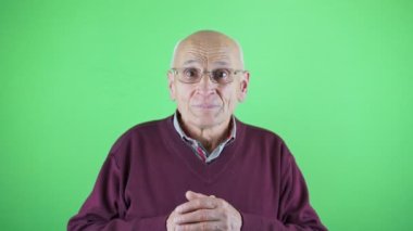 Gözlüklü, kollarıyla el kol hareketi yapan yetişkin bir erkek.