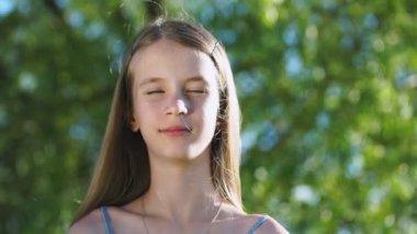 Genç bayanın yüzünde parka karşı nazik bir gülümseme belirir.