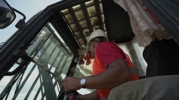 Excavator driver programs on board computer of excavator — Video