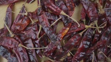 Kırmızı biberli baharat yukarıdan ahşap arka plan görünümünde döner