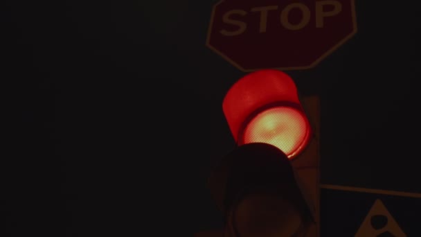 Транспортне світло змінює сигнали від червоного до жовтого і зеленого — стокове відео