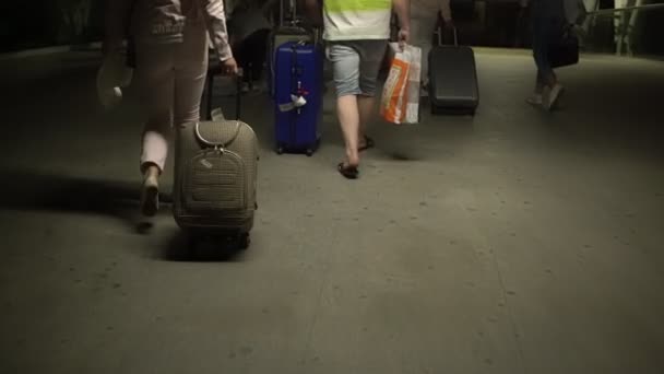 Izmir, Turquie, 10 août 2020 : Foule de personnes transportant des bagages après leur arrivée — Video