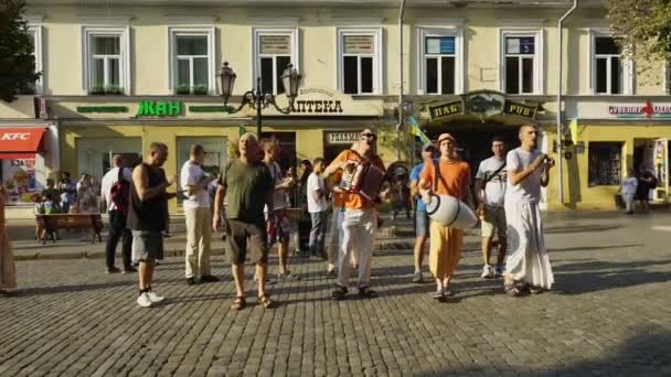 Одеса, Україна, 21 липня 2021 року: група людей, Харі Крішна, виступають у місті. — стокове відео