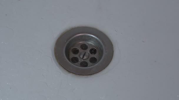 Drenaje de agua en el agujero del fregadero de cocina de acero blanco inoxidable — Vídeo de stock