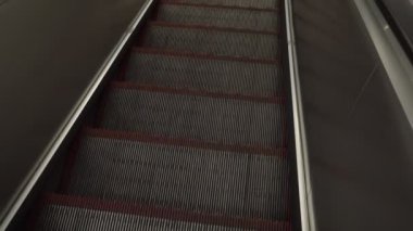 Şehir merkezinde ya da yeraltında yürüyen yürüyen merdiven..