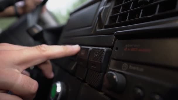 Förarhandinställning luftventilationsgaller på svart plast retro bil instrumentbräda — Stockvideo