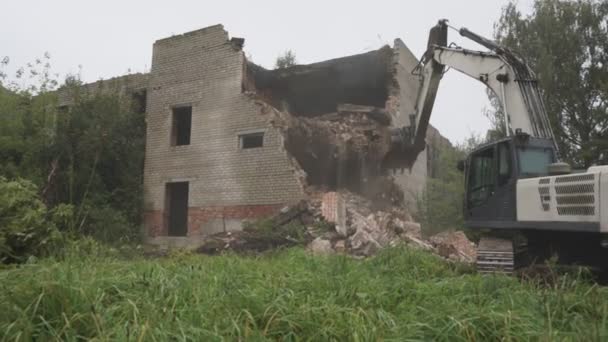 Excavator greu care lucrează la șantier și demolarea clădirii — Videoclip de stoc