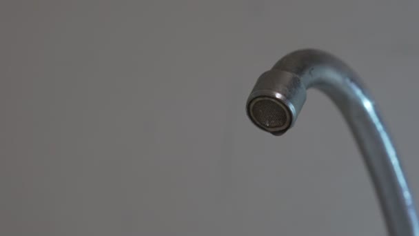 Goutte d'eau goutte à goutte du robinet métallique rouillé dans la cuisine — Video