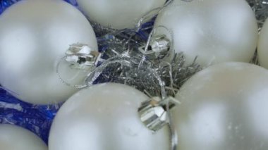 Büyük beyaz renkli Noel topları süslü arka planda döner