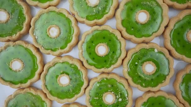 Boulangerie sucrée a une forme ronde et remplissage kiwi confiture tourner sur fond blanc — Video