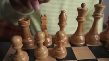 Deneyimli satranç oyuncusu satranç oynarken şövalye hareketi yapar