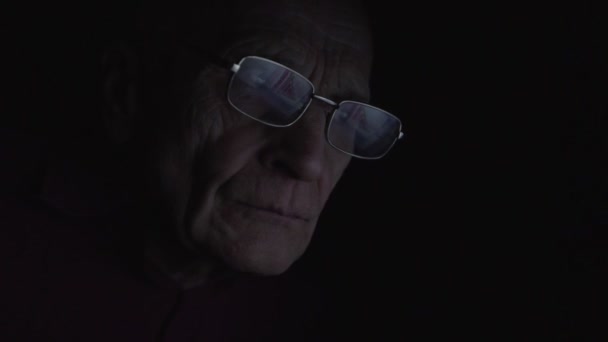 Image from computer screen reflection in glasses of mature man — Stock Video