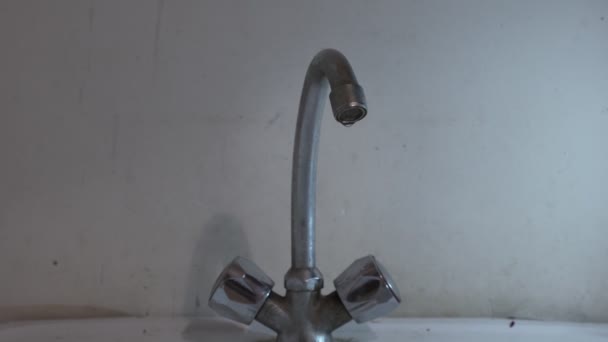 Kapka vody teče z rozbité kuchyňské kovové kohoutky — Stock video