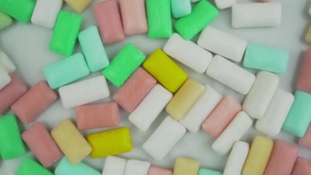 Groep van variëteit kauwgom met fruit en muntvulling op tafel gevallen — Stockvideo