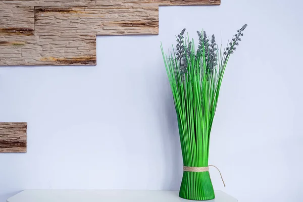 Planta artificial de color verde sobre estante de madera — Foto de Stock