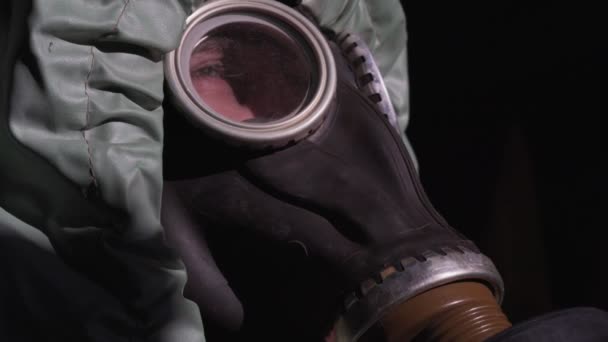 Harde ademende man met gasmasker kijkend door glazen elementen. — Stockvideo