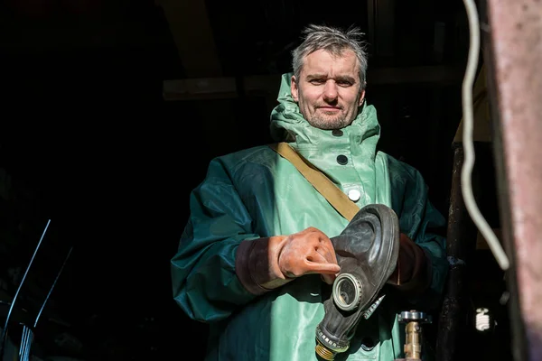 Portret van mannelijke werknemer van middelbare leeftijd met gasmasker — Stockfoto