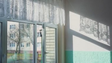 Açık plastik pencere çerçevesinden hafif rüzgar esiyor