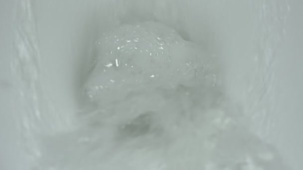 Servizi igienici acqua di lavaggio con schiuma vista da vicino dall'alto. — Video Stock