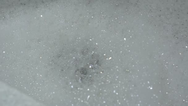 Agua con espuma de jabón al ras en rejilla de fregadero de metal después de la limpieza — Vídeos de Stock