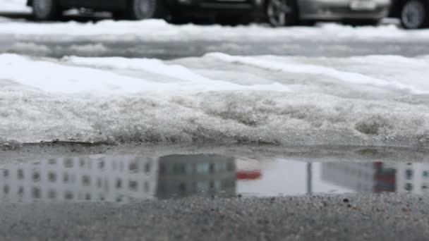 Große Wasserpfütze auf Asphaltstraße gegen Parkplatz — Stockvideo