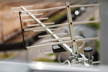 Televizyon antenleri, analog ve dijital televizyon sinyallerini kabul eden duvar üzerinde asılı duruyor