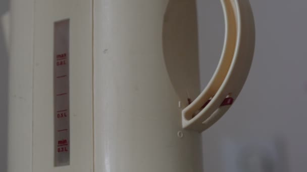 Warm water kookt in kunststof ketel op keuken dichtbij uitzicht — Stockvideo