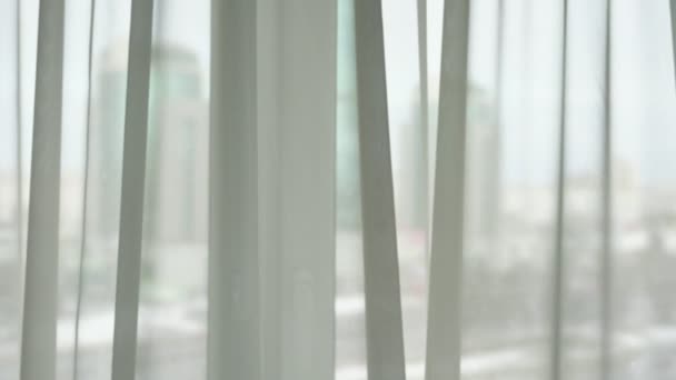 Cortina branca fina transparente pendurada na janela do quarto — Vídeo de Stock