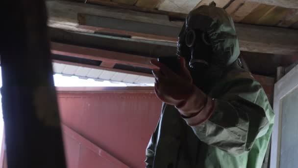 Άτομο με χημική στολή και έλεγχο μάσκα αερίου επίπεδο ακτινοβολίας — Αρχείο Βίντεο