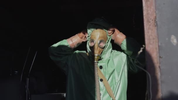 Homem remove máscara de gás e inalação de ar limpo com seios cheios — Vídeo de Stock