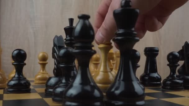 Yarışma başarısında satranç figürünün hareket eden eli. — Stok video