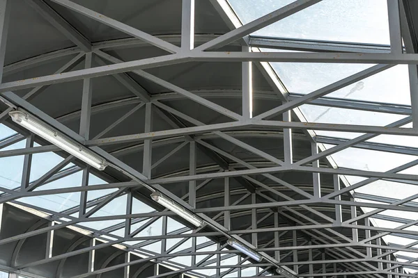 Metalowa konstrukcja szkieletowa budynku widok wnętrza dachu od dołu — Zdjęcie stockowe