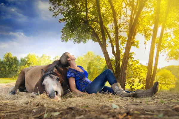 Vrouw met een paard — Stockfoto