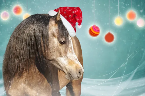 Bruin paard op groene achtergrond met kerstballen — Stockfoto