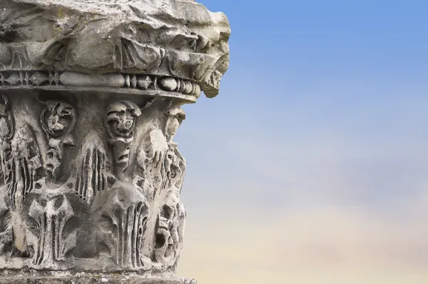 Fragment av antika kolonner på himmel bakgrund — Stockfoto