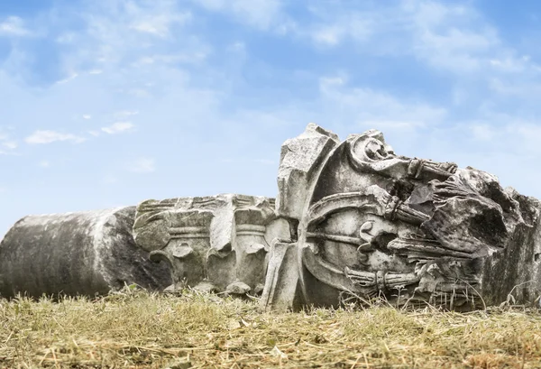 Felled ancient columns on sky background — Stock Photo, Image