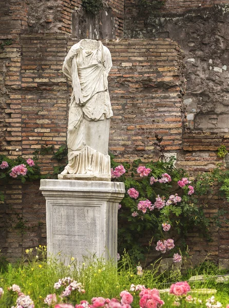 Antique statue of woman against backdrop of ruins, Forum Romanum — Stock Photo, Image