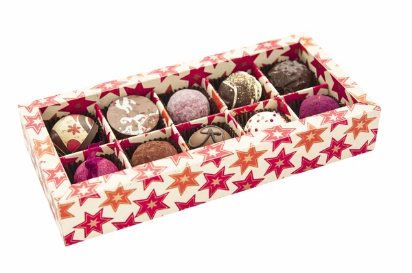 Κουτί σοκολατάκια σε άσπρο φόντο — Φωτογραφία Αρχείου
