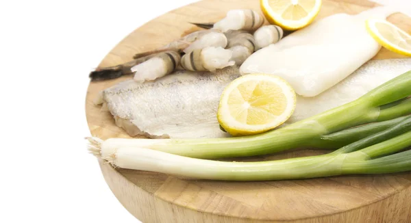 Mezcla de mariscos frescos con cebolla de primavera en el fondo blanco del tablero —  Fotos de Stock