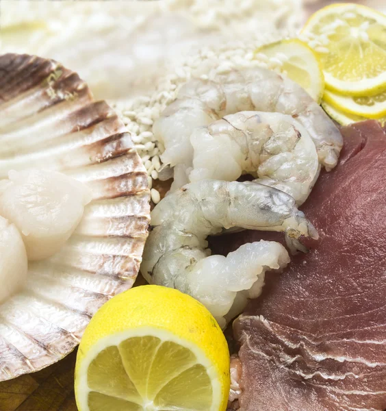 Schaal-en schelpdieren, tonijn, scampi's, Sint-jakobsschelpen rijst mix met citroen — Stockfoto