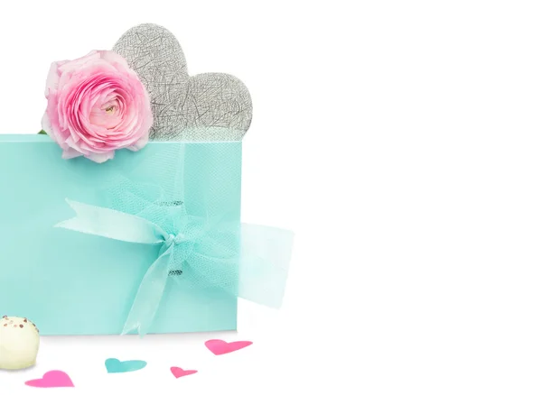 Corazones, caja de regalo azul con arco, corazones de plata, flor rosa y chocolate sobre fondo blanco —  Fotos de Stock