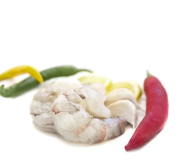 Fresh shrimp with garlic, lemon and varicolored chili — Stock Photo, Image